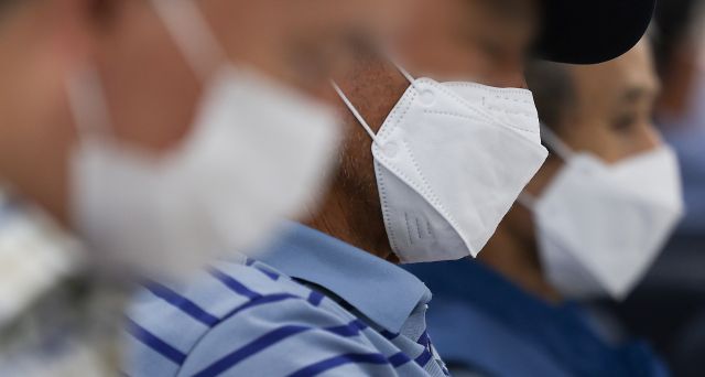Citizens wait for medical treatment wearing masks at the respiratory center of Keimyung University Dongsan Hospital in Dalseo-gu, Daegu on the 20th as the spread of COVID-19 intensifies. Yonhap News