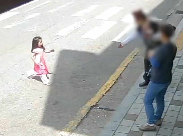 지난달 14일 경기도 평택시 안중읍의 한 편의점 앞에서 길을 잃은 세 살 여아가 행인들에게 도움을 청하는 모습. 경기남부경찰청 제공