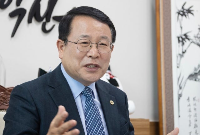 ‘당선 목적으로 직위 남용’…경찰, <b>정헌율 익산시장</b> 소환 조사