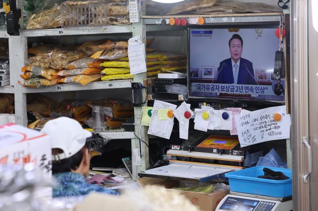 On the morning of the 29th, a merchant in a traditional market in Seoul is watching a live broadcast of President Yoon Suk-yeol's national briefing and press conference. Yonhap News