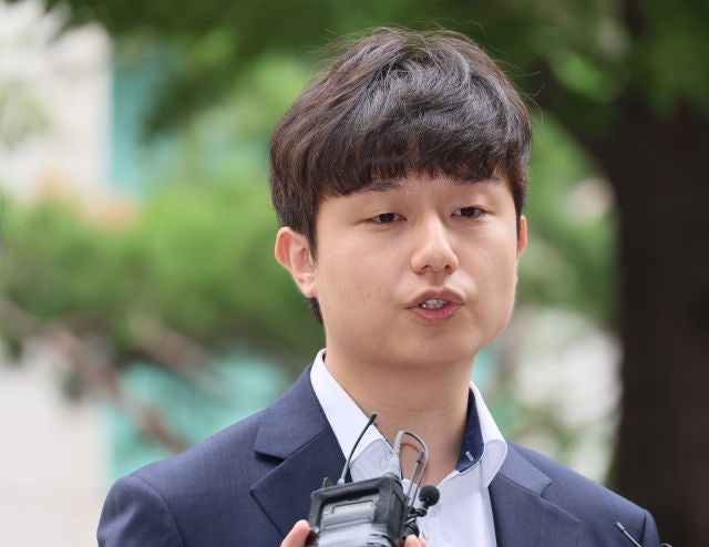 <b>서울대</b> <b>전공의대표</b> 경찰 출석…“그릇된 의료정책” [포착]