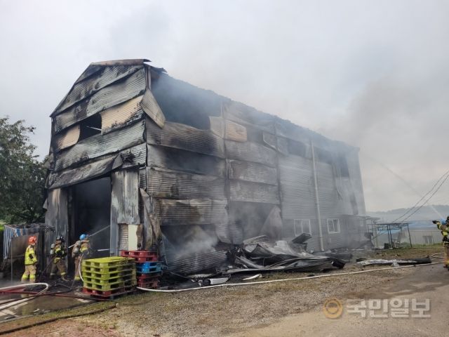 지난 5일 오후 4시쯤 경기도 평택시 포승읍 석정리의 한 물품 보관 창고에서 화재가 발생했다. 당시 해당 건물 2층에 갇혀 있던 초등학생 6학년 A군을 포승파출소 1팀 소속 구자웅 경장과 김관식 경사가 구조했다. 사
