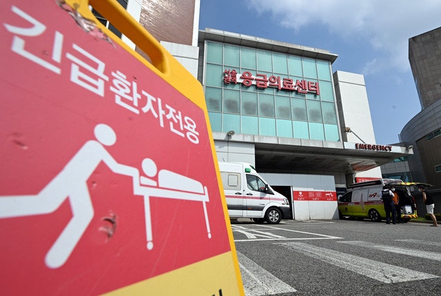 An emergency patient at the Seoul National University Hospital's emergency room in Jongno-gu, Seoul, rides an ambulance on the 8th, a week before the Chuseok holiday, to move for treatment. Reporter Choi Hyun-kyu