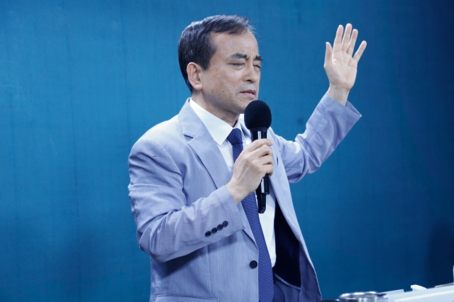 18일 이용희 교수가 새벽 1시가 넘은 시각에 ‘10.27 한국교회 연합예배를 위한 40일 특별철야기도회’가 열린 서울 영등포구 에스더기도운동센터에서 기도 인도를 하고 있다.