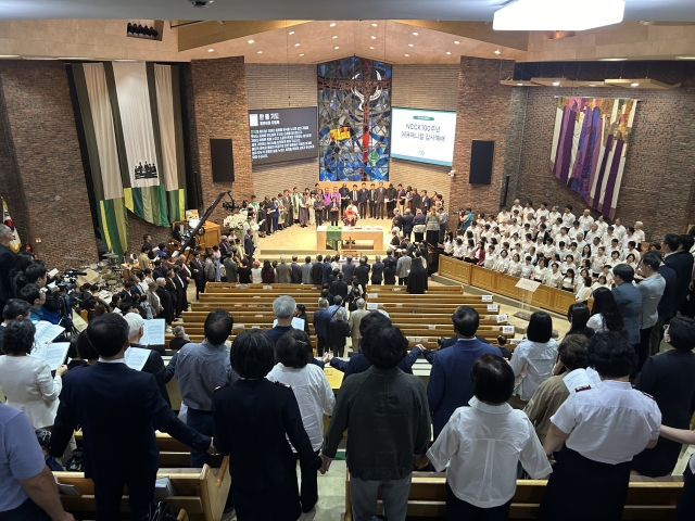 NCCK 100th Anniversary commemorative ecumenical thanksgiving service attendees gathered in a circle at Yondong Church in Jongno-gu, Seoul on the 22nd, holding hands and offering a 'body prayer'. provided by NCCK