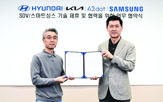 현대차·기아 AVP본부 송창현(왼쪽) 사장과 전경훈 삼성전자 DX부문 최고기술책임자(DTO) 겸 삼성리서치장이 25일 서울 서초구 삼성전자 서울 R&D캠퍼스에서 열린 사물인터넷 플랫폼 ‘스마트싱스’ 기술 제휴 및 협