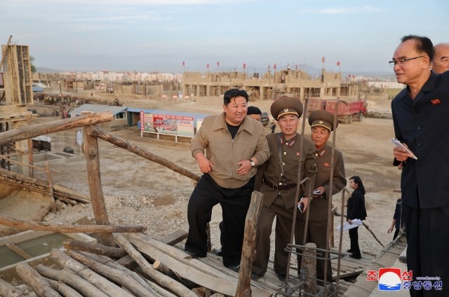 허허벌판 집 짓기…<b>수해</b> 현장 또 찾은 北<b>김정은</b> [포착]