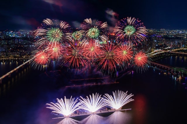 107만명 몰리는 여의도 <b>불꽃축제</b>… <b>경찰</b> 2400여명 동원