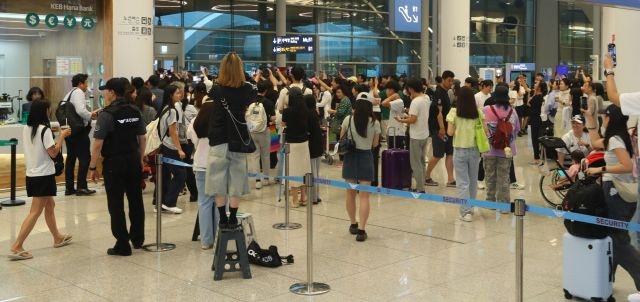 “<b>연예인</b>이 벼슬?” <b>인천공항</b>, ‘별도 <b>출입문</b>’ 계획 철회