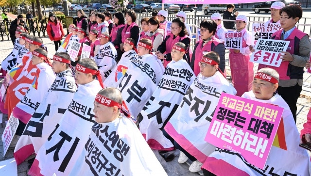학교<b>비정규직 노동자</b>들 … 눈물의 삭발식
