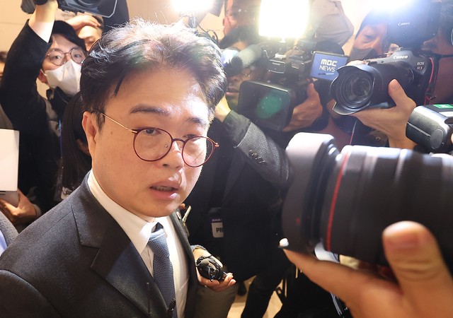10일 오전 서울 용산구 대한의사협회에서 임시 대의원총회를 마친 임현택 의협 회장이 취재진들에 둘러 싸여 있다. 이날 총회에서는 임현택 회장에 대한 불신임(탄핵) 투표가 가결됐다. 연합뉴스