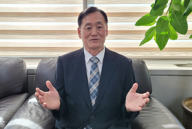 심만섭 한국교회언론회 사무총장이 지난 10일 서울 종로구 한국교회언론회 사무실에서 가진 국민일보와의 인터뷰에서 국내 언론의 성오염 보도 실태와 폐해, 인권보도준칙 문제점 등에 대해 이야기하고 있다.
