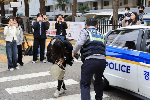 “수험표 깜박” “수험장 착각”…<b>경찰</b>의 바쁜 하루 [포착]