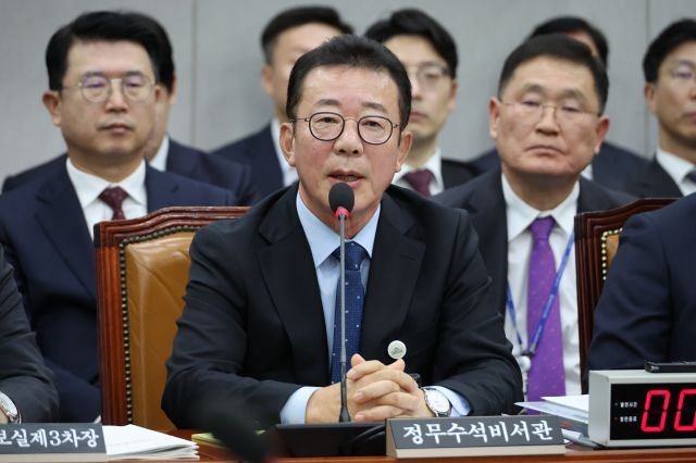 ‘질문한 기자가 무례’ <b>홍철호 정무수석</b> “적절치 못했다” <b>사과</b>