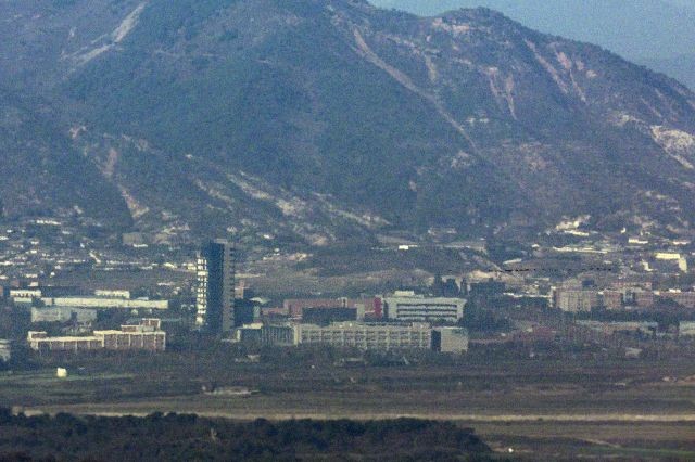 北, <b>개성공단 송전탑 전선</b> 끊었다…남북 단절 조치 가속화