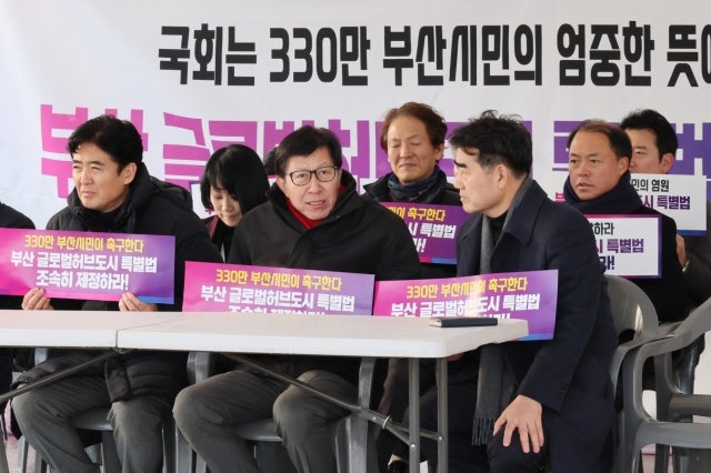 부산 <b>글로벌허브도시</b> <b>특별법</b> 통과 촉구…<b>박형준</b> 국회서 천막농성