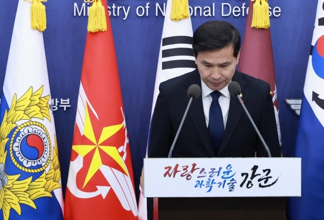 <b>국방부</b> “<b>현재</b> 군통수권은 윤석열 <b>대통령에게</b> 있다”