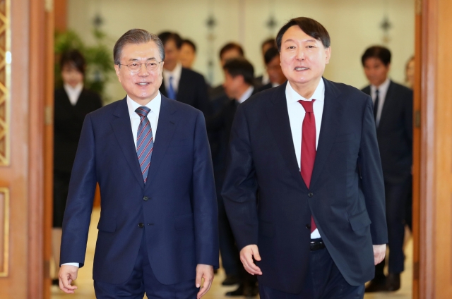 2019년 7월 윤석열(오른쪽) 검찰총장 임명 당시 문재인 전 대통령. 뉴시스