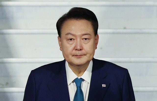 “尹 <b>탄핵</b>”vs“계엄 정당”…찬반 폭발한 헌재 홈피 상황