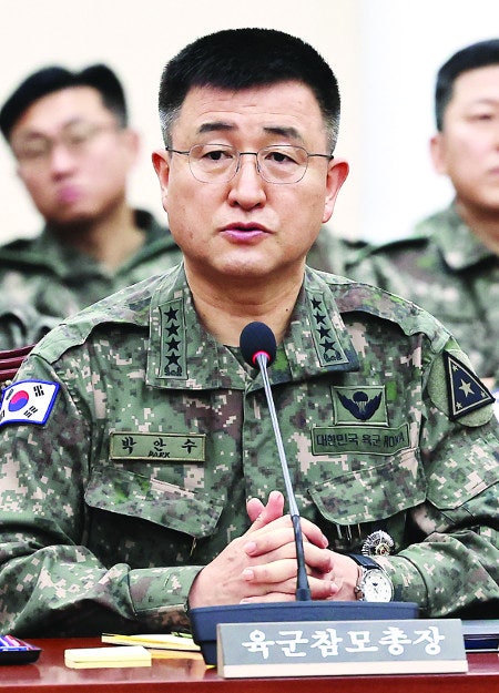 박안수 전 계엄사령관(육군참모총장)이 지난 10일 국회 국방위원회 전체회의에서 12·3 비상계엄 사태와 관련해 국회의원들 질의에 답하고 있다. 연합뉴스