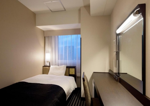 일본 대표 비즈니스호텔 체인 APA호텔의 도쿄 내 한 지점 스탠다스 싱글룸 내부. 이 객실은 아고다에서 1인 기준 이달 21일 1박에 세금과 봉사료 포함 최저 22만원 정도로 조회됐다. 아고다 내 객실 소개 사진
