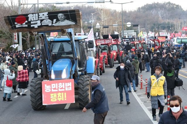 ‘전농’ <b>트랙터</b> 관저로 행진…<b>경찰</b> 차벽 28시간만에 철수