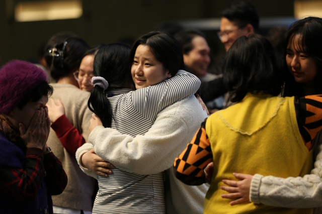 지난 14일 경기도 파주시 오산리최자실기념금식기도원에서 열린 '제33차 복음통일콘퍼런스'에서 청년들이 탈북민들과 포옹을 하는 모습. 에스더기도운동 제공