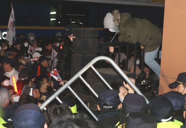 “끝장을 보자”…<b>서부지법</b> 담 넘어 침입한 17명 체포