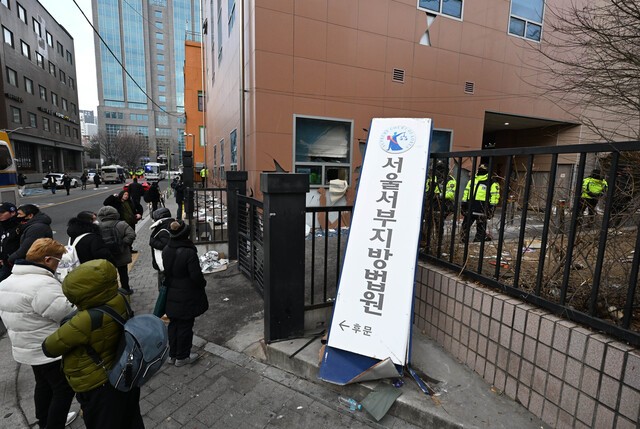 [잡담] 韓 주재 외신기자 "尹 지지자는 이성잃은 깡패” | 인스티즈