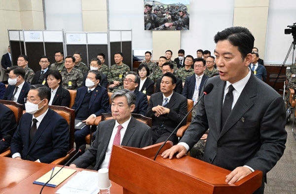 Kim Sung-hoon (right), deputy chief of the Presidential Security Service, answers questions from lawmakers during the first hearing of the 'Special Committee for Investigation on the Alleged Coup through Martial Law Proclamation by Yoon Seok-yeol' held at the National Assembly on the 22nd. Reporter Lee Byung-joo