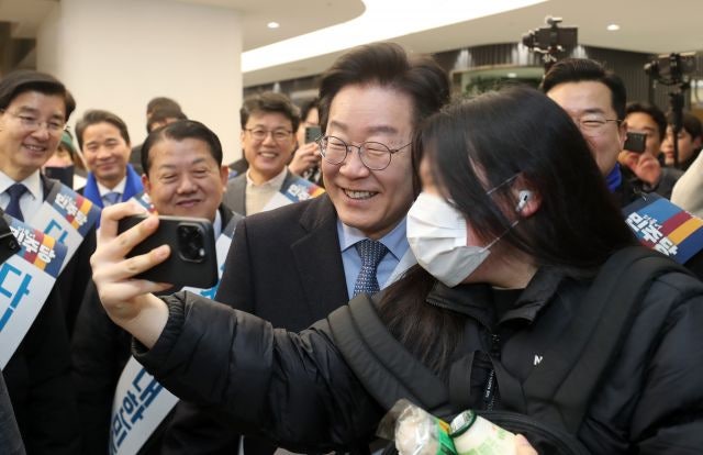 <b>이재명</b> “<b>민주주의 9부 능선</b> 지나는 중…마지막 힘 모으자”