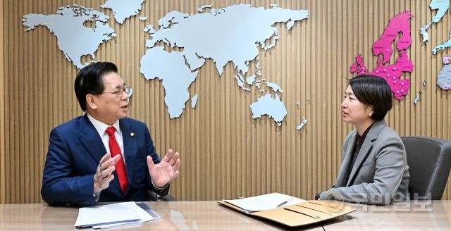 이영훈 여의도순복음교회 목사가 지난 27일 강주화 국민일보 종교국장과 특별 대담을 나누며 목회자로서 미국 대통령 취임식 현장에 참석한 소회를 밝히고 있다. 신석현 포토그래퍼  