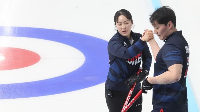 <b>컬링 믹스더블</b>, 한국 첫 <b>은메달</b> 확보…결승 한일전