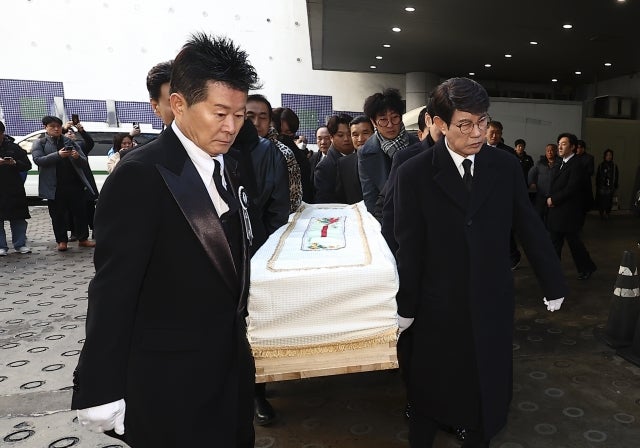 ‘해뜰날’ 부르며 <b>송대관</b> 영면…태진아 “치매 아내도 슬퍼해”
