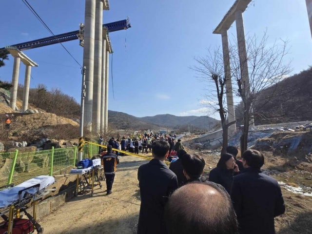 경기 <b>안성</b>서 <b>고속도로</b> 건설현장 <b>붕괴</b>…3명 사망·7명 부상