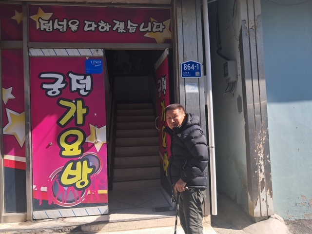 聖徒李蔡-Du接受治療和運動以克服中風的治療。他曾經經營著在島上皺紋的夜生活，現在他忘記了過去，並在出席會議上充滿了內心和力量。