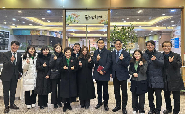 Kwak Seung -Hyun（右第四）牧師Hyung -Joo -Joo Yang（第五右）正在與上個月的Gyeonggi -Goyang Holy Light Gwangseong教堂的恢復部成員一起拍攝一張紀念照片。由聖光瓜季教堂提供