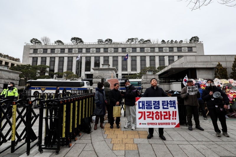 <b>헌재 인근</b> 초·중·고 1400명…尹탄핵 선고일 재량<b>휴업</b> 검토