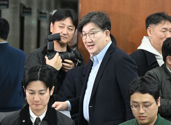 與, 조만간 ‘4년 중임제’ 원포인트 개헌안 내놓을 듯… 尹 석방 변수