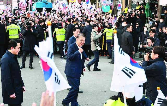 법원 결정 엇갈릴 때마다 탄핵정국 요동