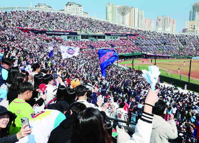 벌써부터 역대 최다… 2년 연속 1000만 관중 보인다