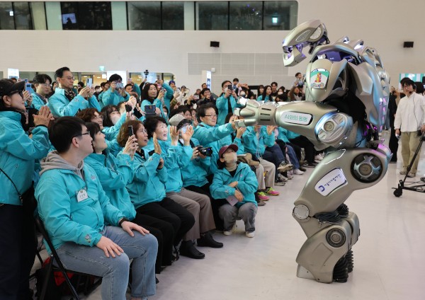 [포토] AI 페스타서 댄스 뽐내는 로봇