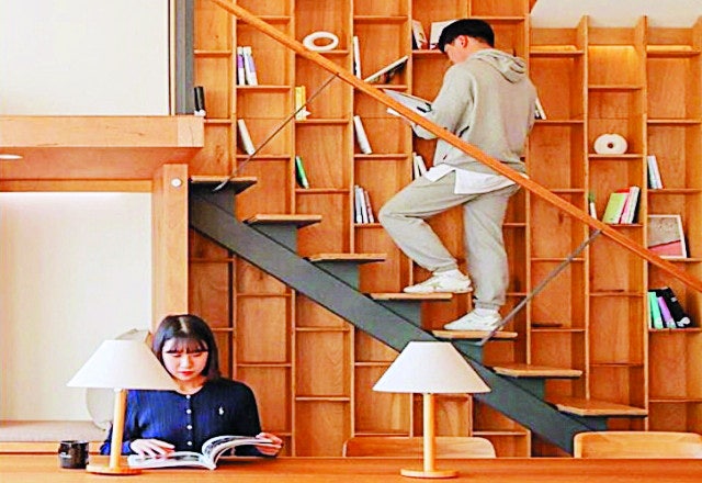 서울 강남구에 위치한 코리빙(Co-Living)하우스 '홈즈스튜디오 선정릉'의 거주자들이 공용공간에서 각자 작업을 하거나 책을 읽고 있다. 코리빙하우스는 셰어하우스처럼 공용 공간을 통해 네트워킹 기회를 제공하면서도,