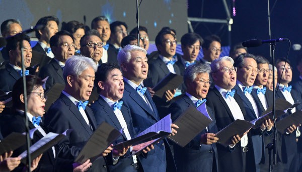 “세상에 복음을”… 종이비행기 8000개 날아올랐다