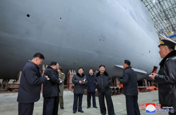 北, 전략핵잠수함 건조 공개… 軍 “실전 배치에 시간 걸릴 것”