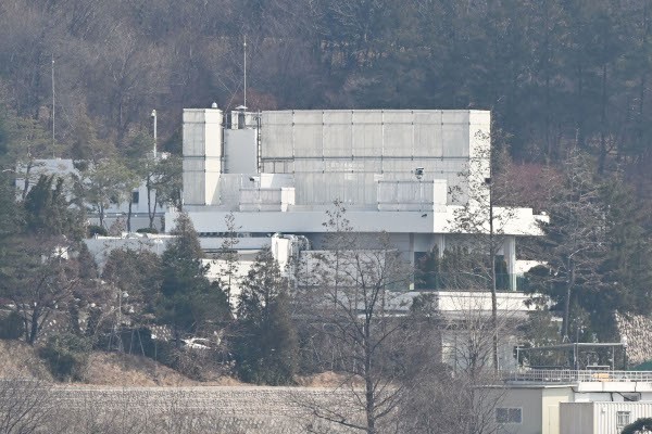 관저 귀환한 尹 “대통령실이 국정중심”… 與중진들에 전화도