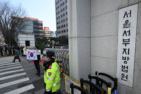 ‘서부지법 폭력’ 피고인들, 첫 재판부터 “법원·檢 신뢰못해”