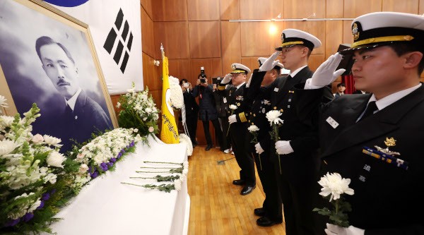 [포토] 안창호 선생 87주기… 경례하는 도산안창호함 승조원들
