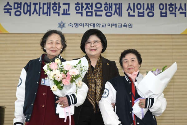 [포토] 과잠 입은 87세 최고령 새내기들