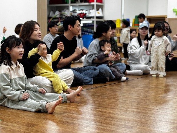 “또래친구 만나고 엄마·아빠랑 놀자” 양육은 공동체가 함께해야